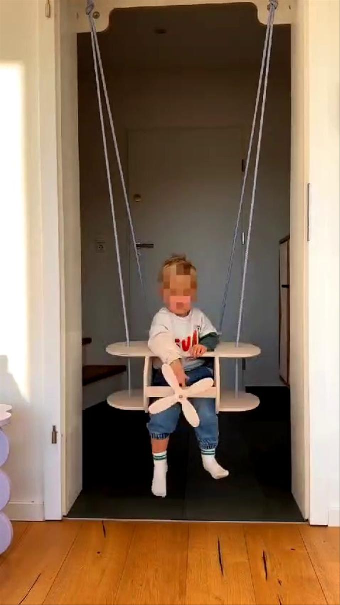 أرجوحة خشبية للأطفال على شكل طائرة