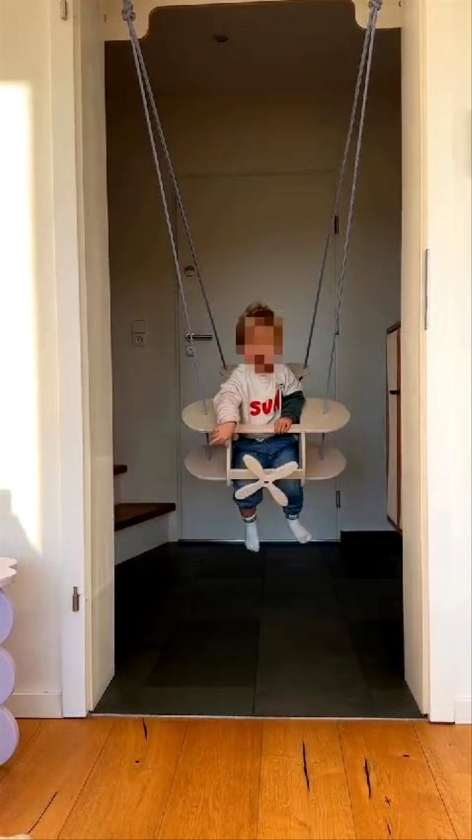 أرجوحة خشبية للأطفال على شكل طائرة