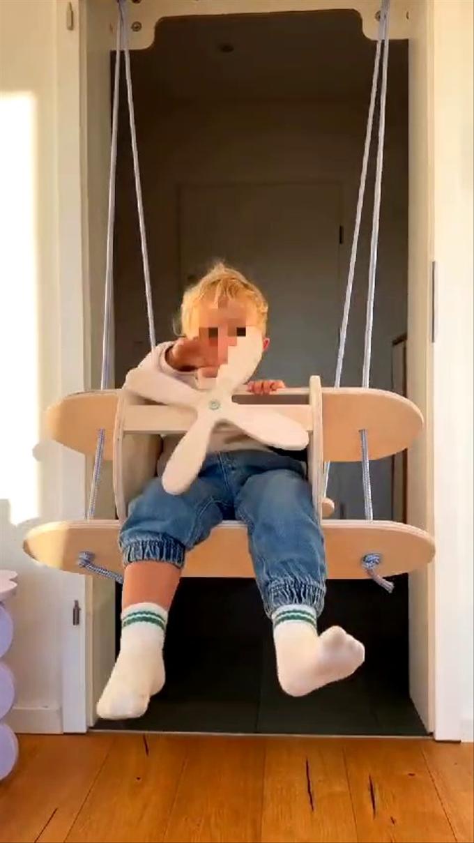 أرجوحة خشبية للأطفال على شكل طائرة