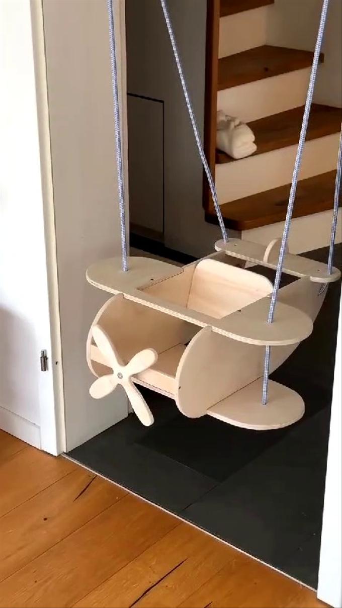 أرجوحة خشبية للأطفال على شكل طائرة